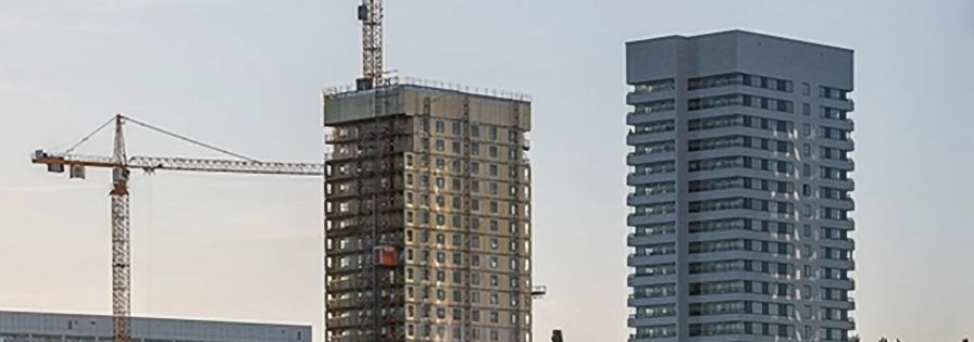 Hus vid Liljeholmskajen, bygge av nytt hus med byggkran bredvid