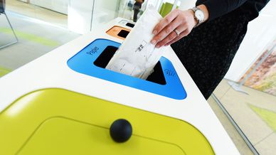 papier bij papierafval weggooien