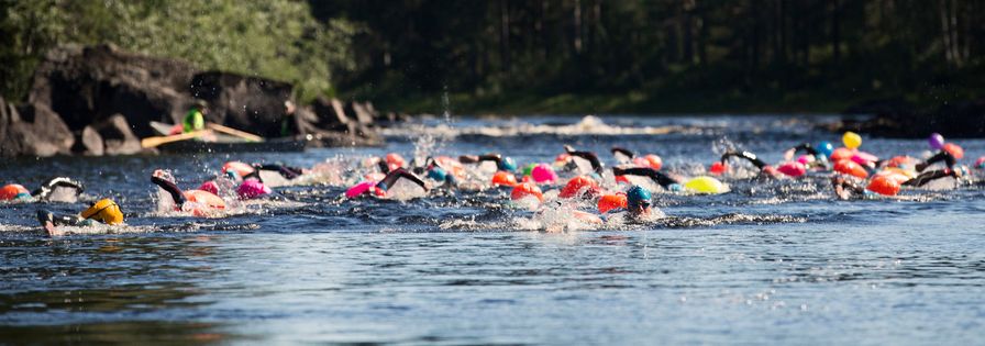 Flera simmare i vattnet under Vansbrosimningen
