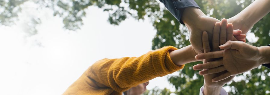 PreZero CR Hub Menschen legen Hände übereinander