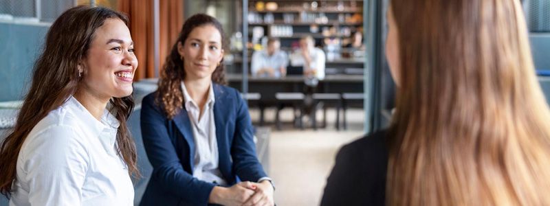 Mitarbeiter Meeting zu Nachhaltigkeitsthemen