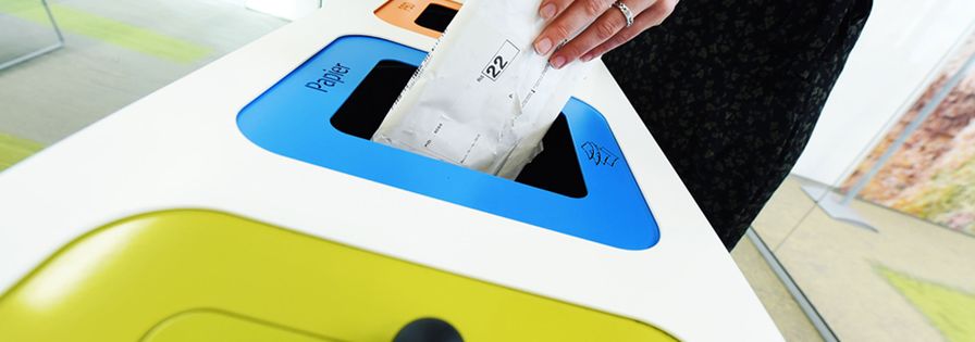 papier bij papierafval weggooien