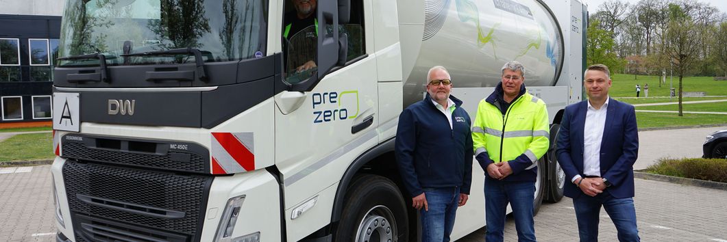 Zufriedene Gesichter bei der Vorstellung des neuen Sammelfahrzeugs in Minden: (v.li.) Frank Rapior, Fahrercoach bei PreZero Logistik Deutschland (im Fahrerhaus), Stephan Westermann, Geschäftsführer der PreZero Service Westfalen, Frank Werth, Technischer Leiter des Abfallentsorgungsbetriebes des Kreises Minden-Lübbecke, und Maik Gronau, Geschäftsführer der PreZero Logistik Deutschland.