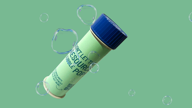 Grüne Seifenblasen-Flasche mit Text 'DON'T LET THE RESOURCE BUBBLE POP', umgeben von schwebenden Blasen
