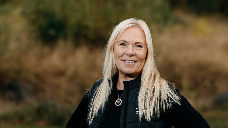 Kvinnlig medarbetare som ler mot kameran