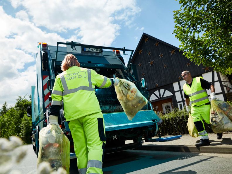 PreZero Truck Kommunale Entsorgung Mitarbeiter gelbe Saecke