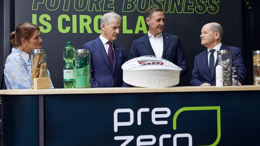 Auf dem Messestand von PreZero auf der Hannover Messe stehen v.l.n.r.  die norwegische Wirtschaftsministerin Cecilie Myrseth, der norwegische Premierminister Jonas Gahr Støre, Wolf Tiedemann, Vorstandsvorsitzender PreZero International sowie Bundeskanzler Olaf Scholz.
