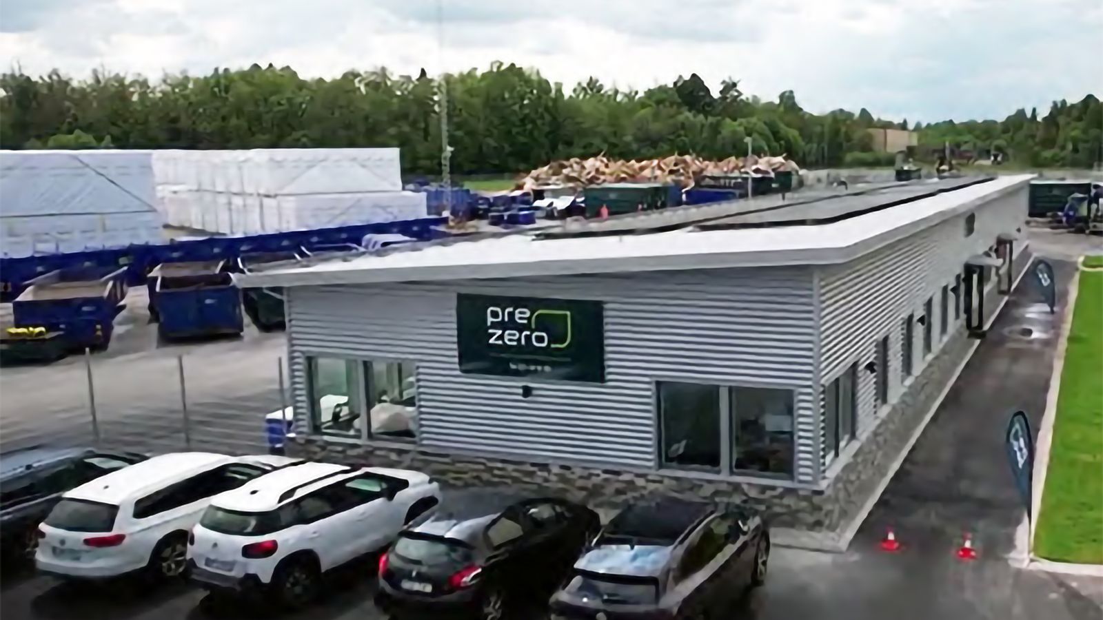 Kontorshus med PeZero-logotyp på, vid sorteringsanläggningen