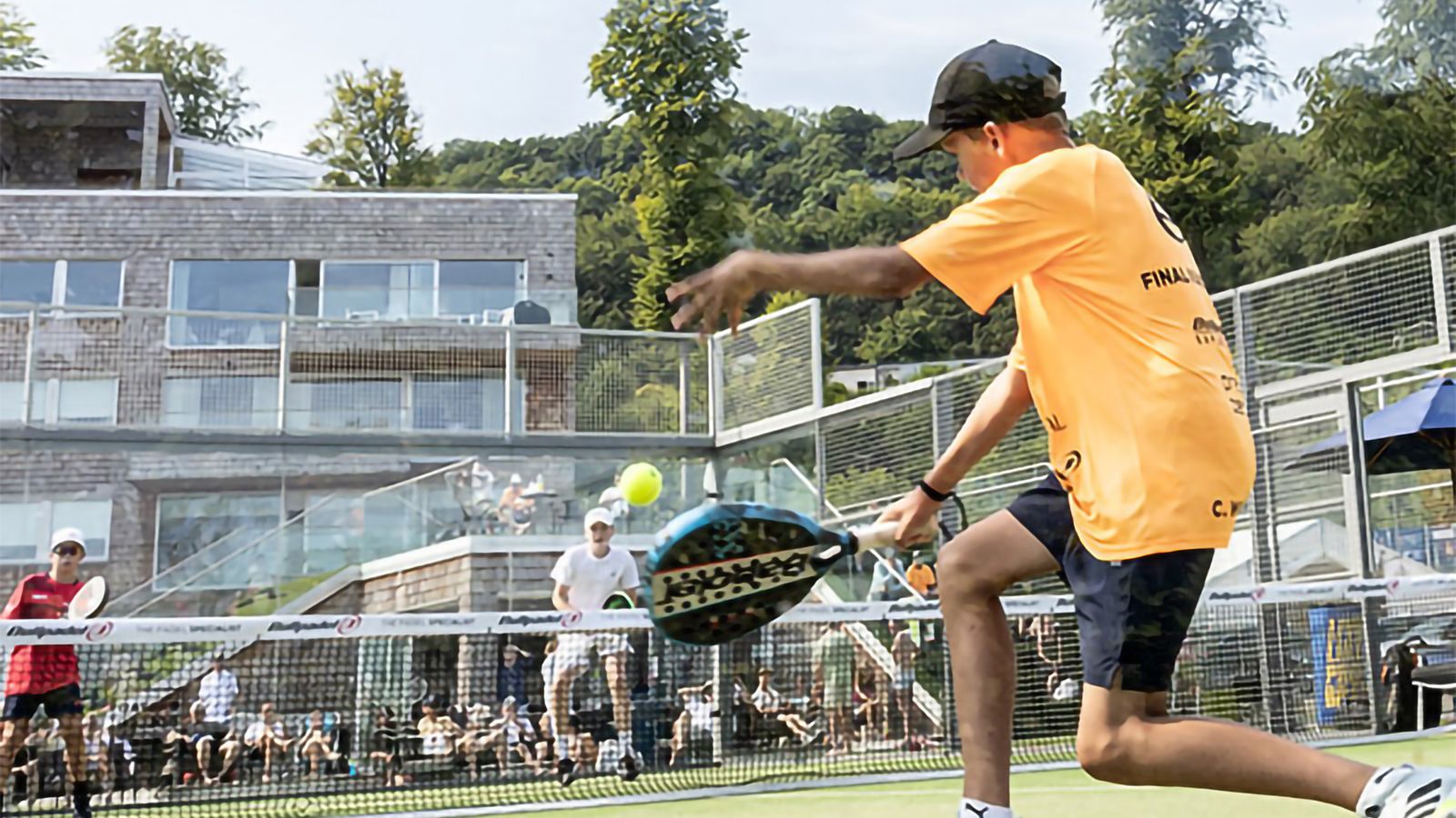 Killar som spelar padel i par