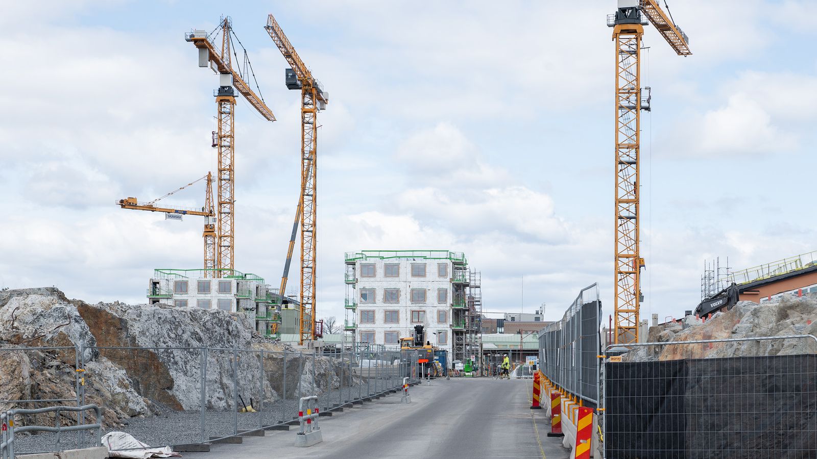 Vy mot byggområdet med husbyggnationer och byggkranar