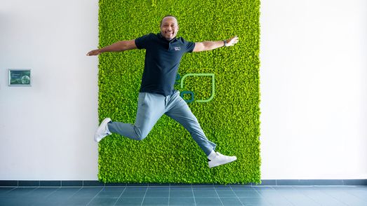 Mitarbeiter vor Mooswand