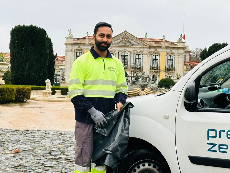 Colaborador da PreZero Portugal a prestar serviços de recolha de resíduos nos Parques de Sintra