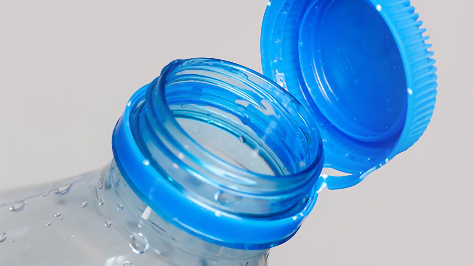 Öppen plastkork på plastflaska