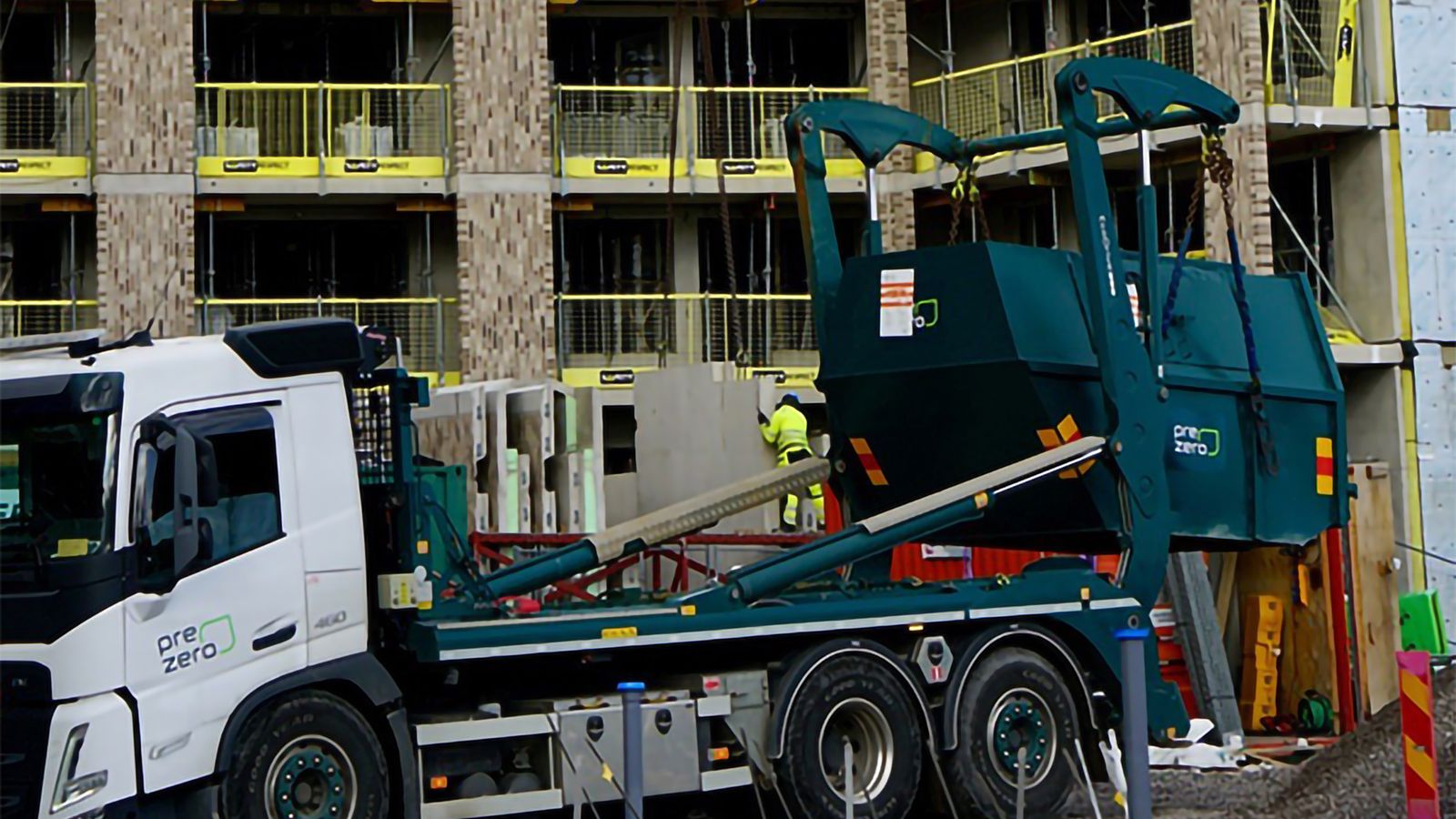 PreZero fordon lastar av container
