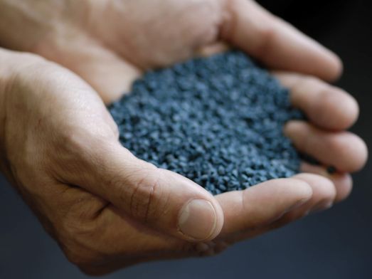 PreZero Polymers Granulat Hand