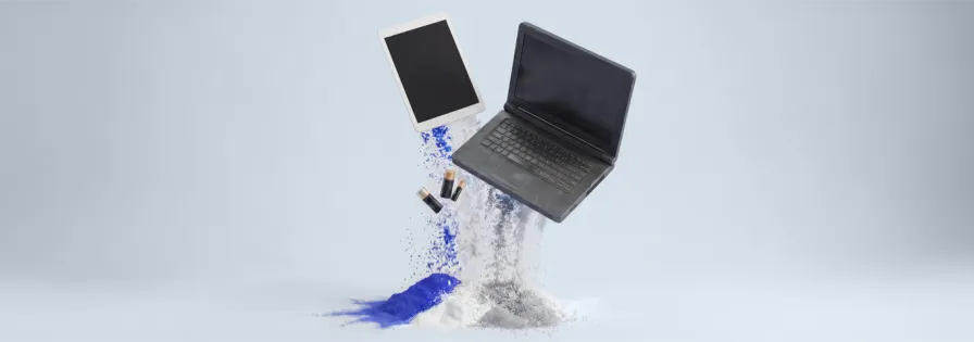 [KI-generiert] PreZero Urban Mining Konzept: Darstellung der Rückgewinnung seltener Ressourcen aus Elektroschrott wie Laptops und Tablets durch innovatives Recycling