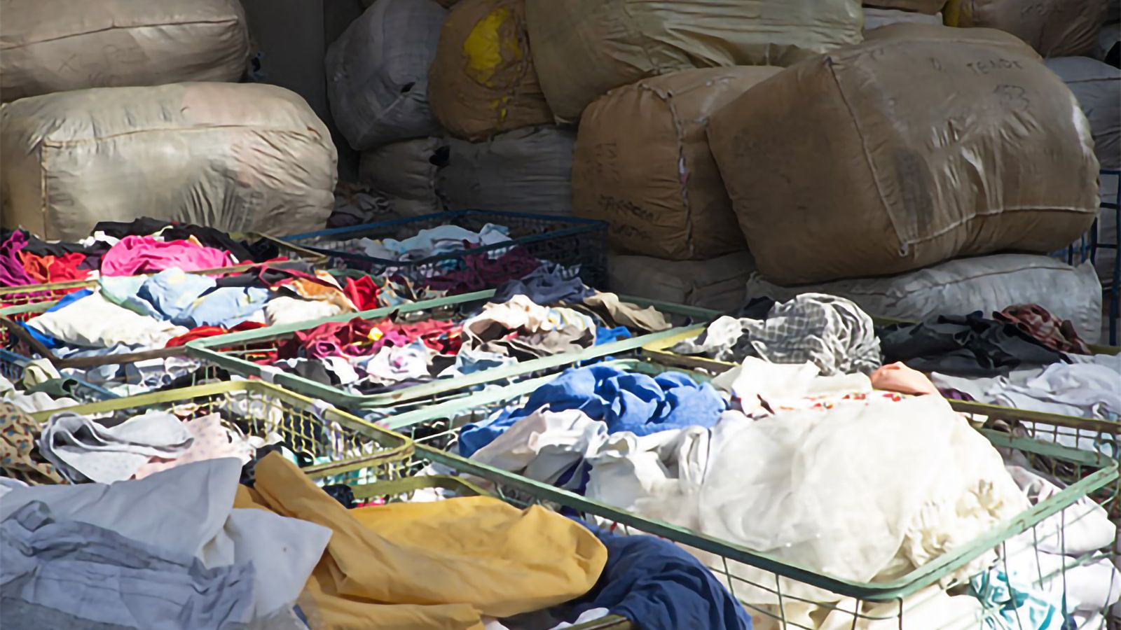 Textil i säckar och korgar