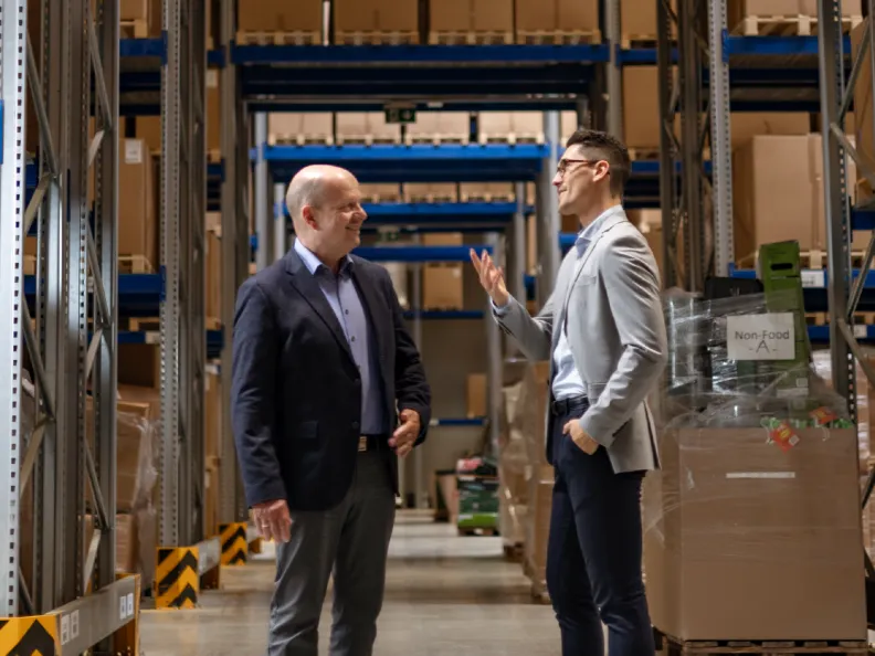 PreZero Experten im Gespräch über nachhaltige Logistik und Abfallmanagement in einem Lager