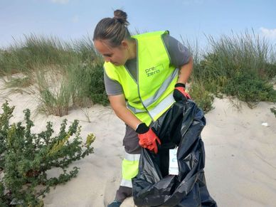 Colaboradora da PreZero Portugal a recolher resíduos da praia do Furadouro, em Ovar, no dia do World Cleanup Day