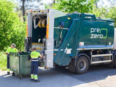 Recolha de Resíduos por dois colaboradores PreZero Portugal numa área do Planalto Beirão - Serviços Urbanos
