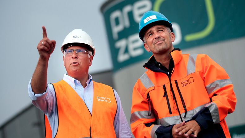 Två PreZero-medarbetare som blickar framåt/uppåt och pekar