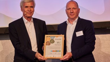 Prof. Dr. Michael Otto, Vorsitzender des Aufsichtsrats der Hamburger Handels- und Dienstleistungsgruppe Otto (links im Bild) und Dietmar Böhm, Vorstand PreZero Dual, Intragroup Services & New Business (rechts) halten bei der Auftaktveranstaltung der Allianz der Pioniere in Berlin die Gründerurkunde von PreZero in den Händen.