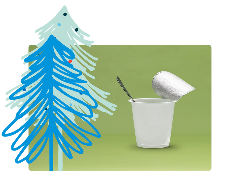 Leerer Joghurtbecher mit Löffel und Tannenbaum
