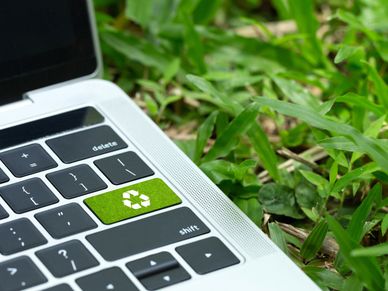 [AI-genererad] Återvinningspilar på ett tangentbord på en laptop